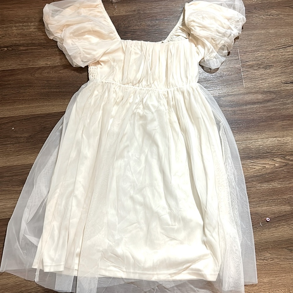 Selling a creamy white mini dress that’s great for a party or small hangout :)